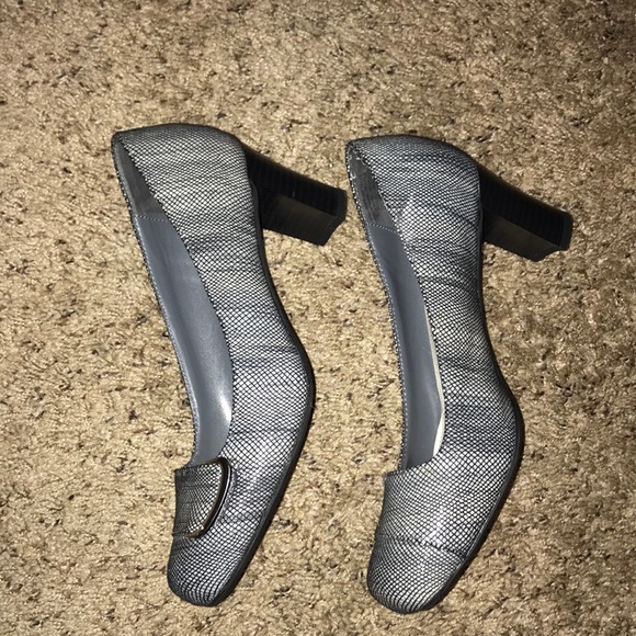 Croft&Barrow Navy & Gray heels. Size 8.5 - Picture 4 of 5